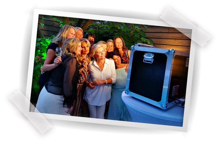 photbooth-huren-in-brabant-voor-bruiloft-of-personeelsfeest-fotozuil-fotohokje-8